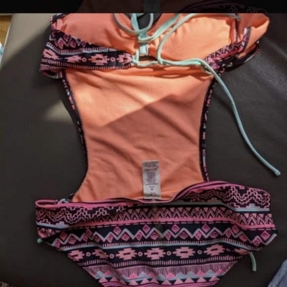 Swimsuit - Picture 3 of 4